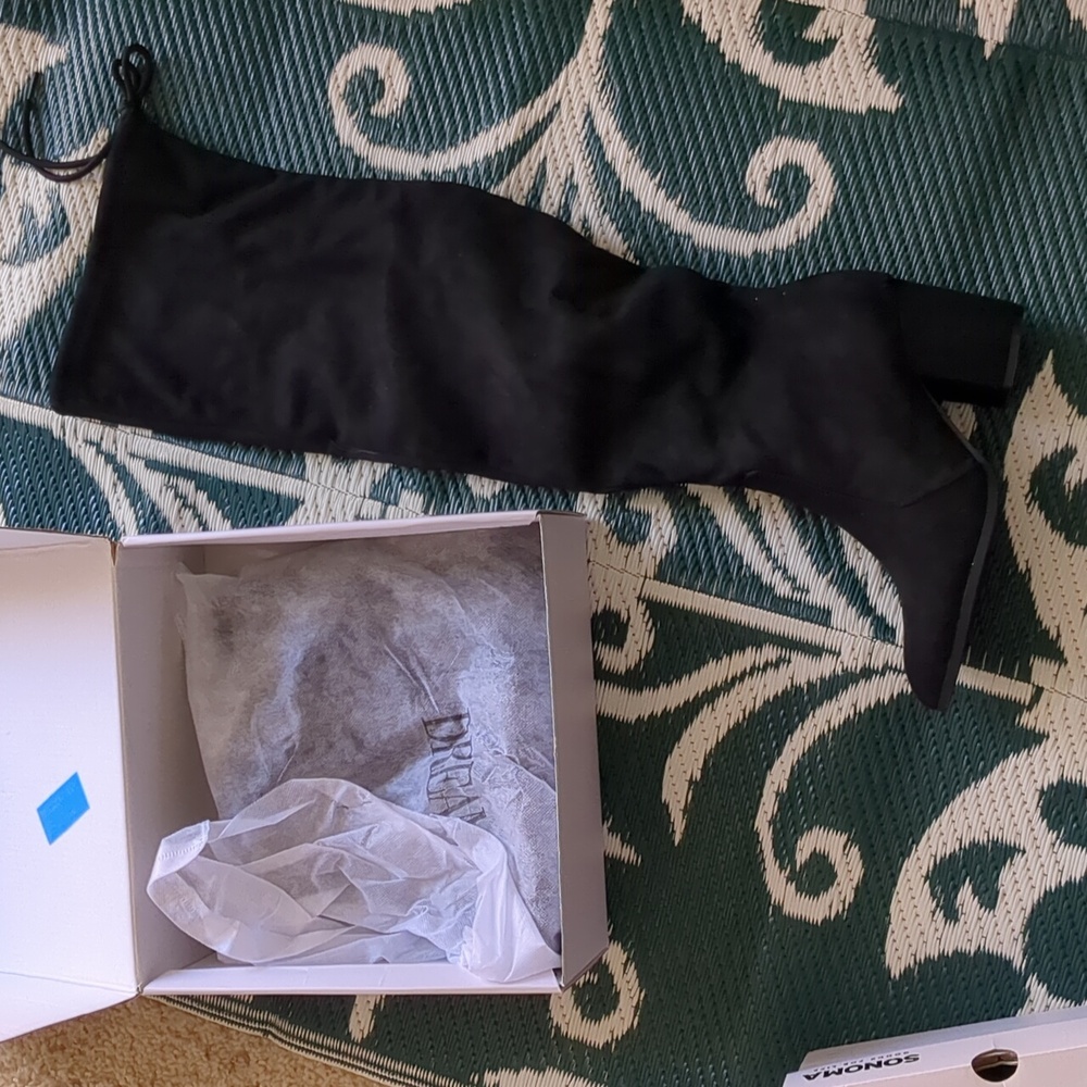Dream Paris knee high black boots... New never used.
